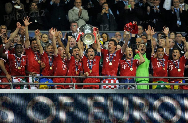 Team of FC Bayern cheering jubilantly with the trophy