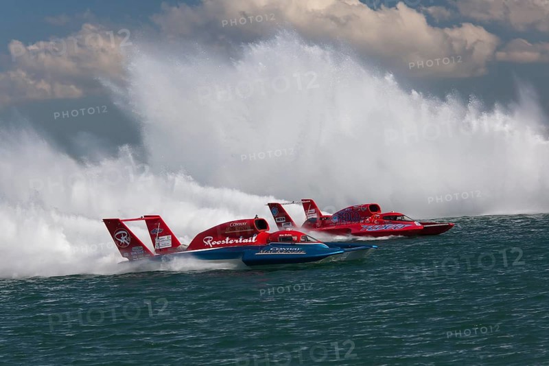 Hydroplanes racing on the Detroit River