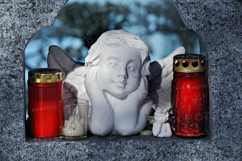Putti with grave candles