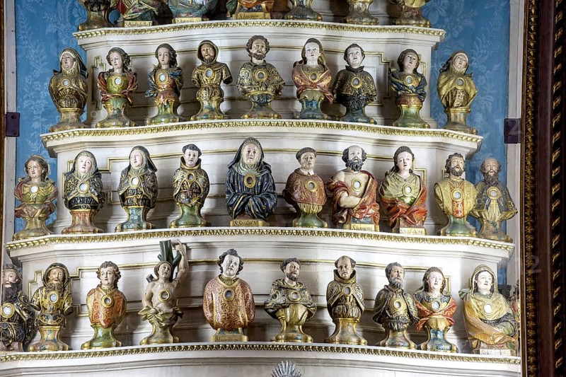 Chapel with figures and relics