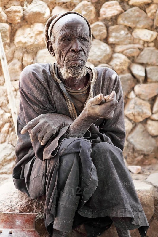 Oracle priest Mboula