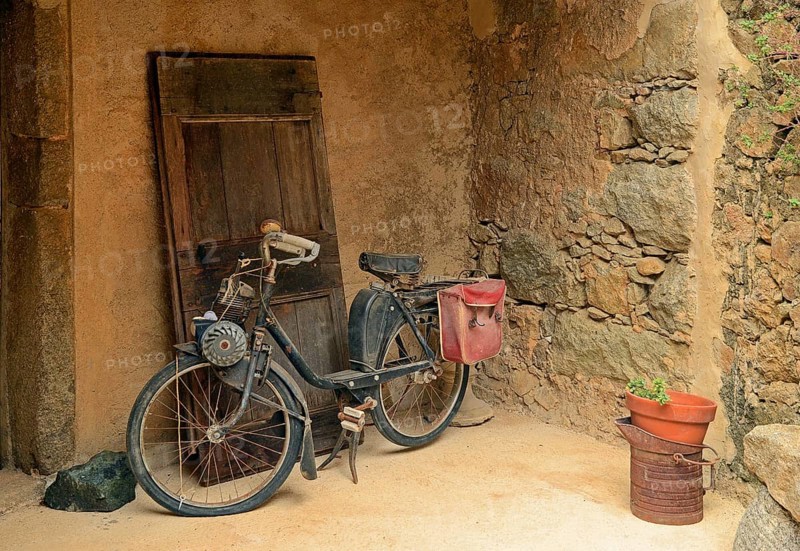 Old moped in front of a wall