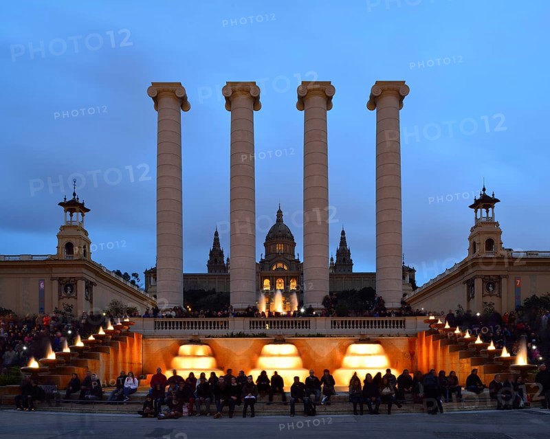 A crowd enjoying the Font Màgica