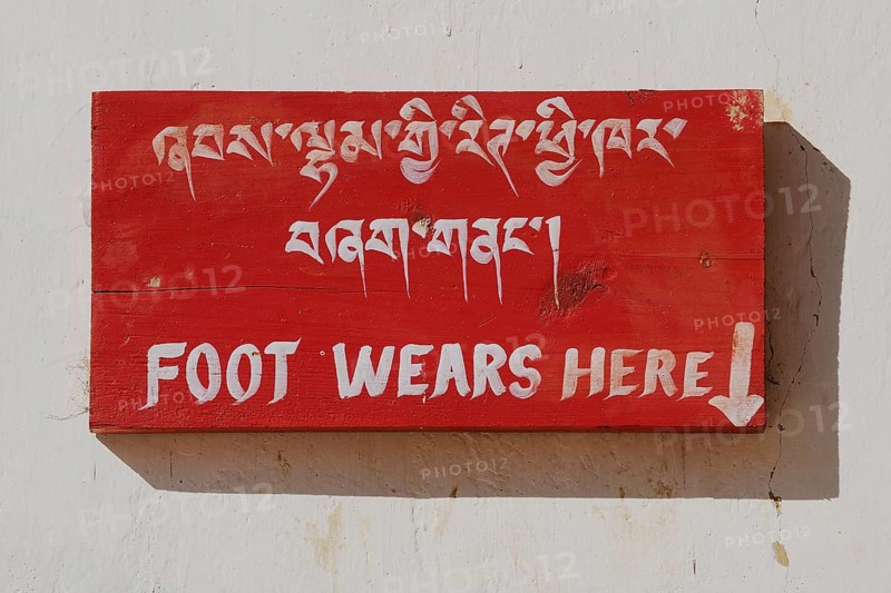 Sign in Gangtey Monastery with the message "Foot wears here"