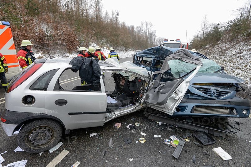 Head-on collision of a Dacia Logan with an Opel Corsa