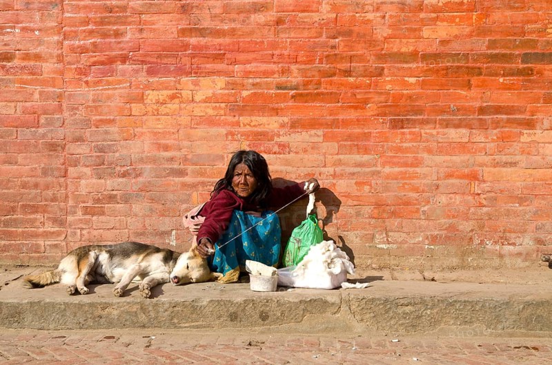Old woman spinning thread on Durbar Square
