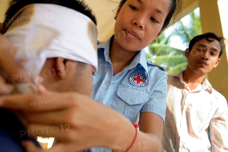 Young woman applying a head bandage