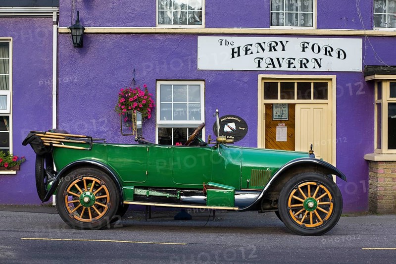 Model T Ford Touring 1923 in front of "The Henry Ford Tavern"