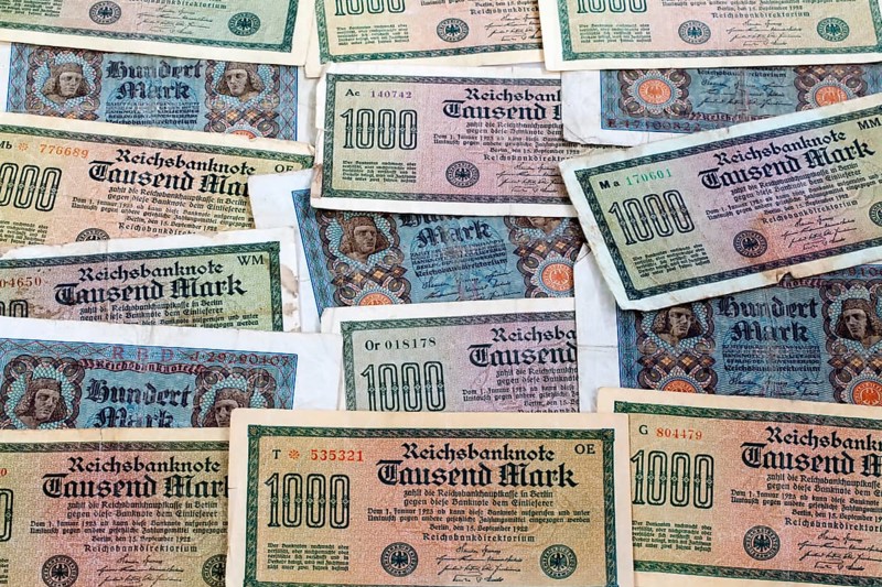 Reichsmark banknotes with face value from 100 to 1000 Reichsmark