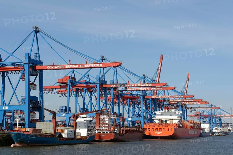 Container ships and feeder vessels at HHLA Container Terminal Altenwerder