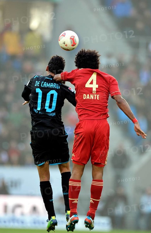 Duel to head the ball between Igor de Camargo