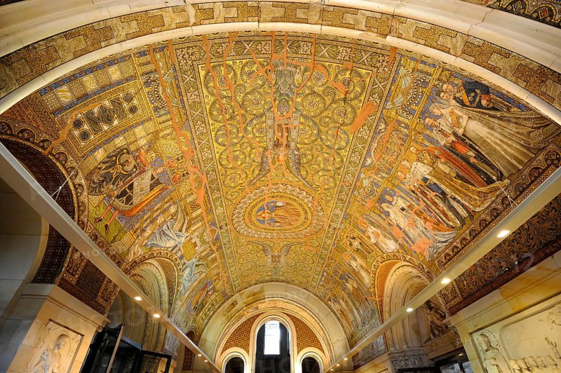 Entrance hall with a ceiling mosaic