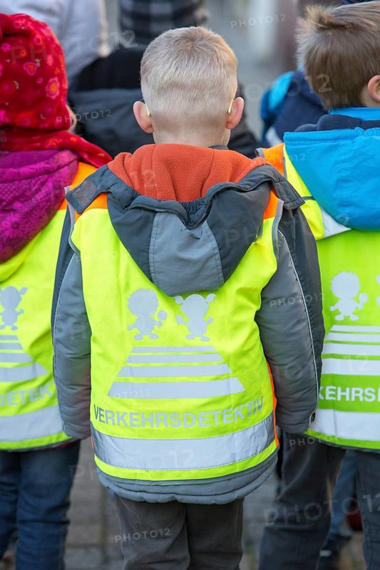 School children wearing high-visibility vests with the signal word "Verkehrsdetektiv"