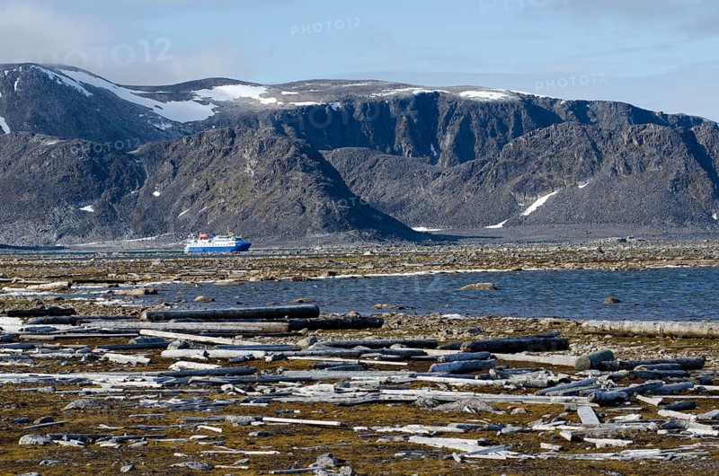 View from Amsterdamøya towards Danskøya