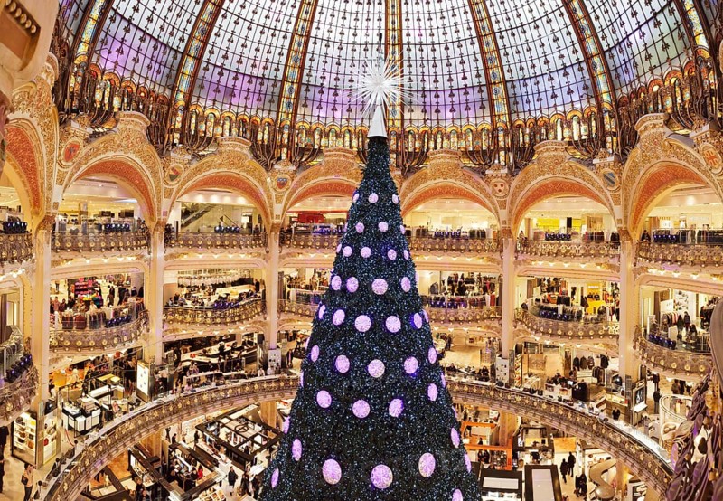 Christmas tree in the Great Hall of Galeries Lafayette department store