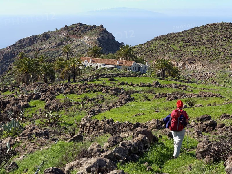 Woman hiking on the Lomo de Sabinilla