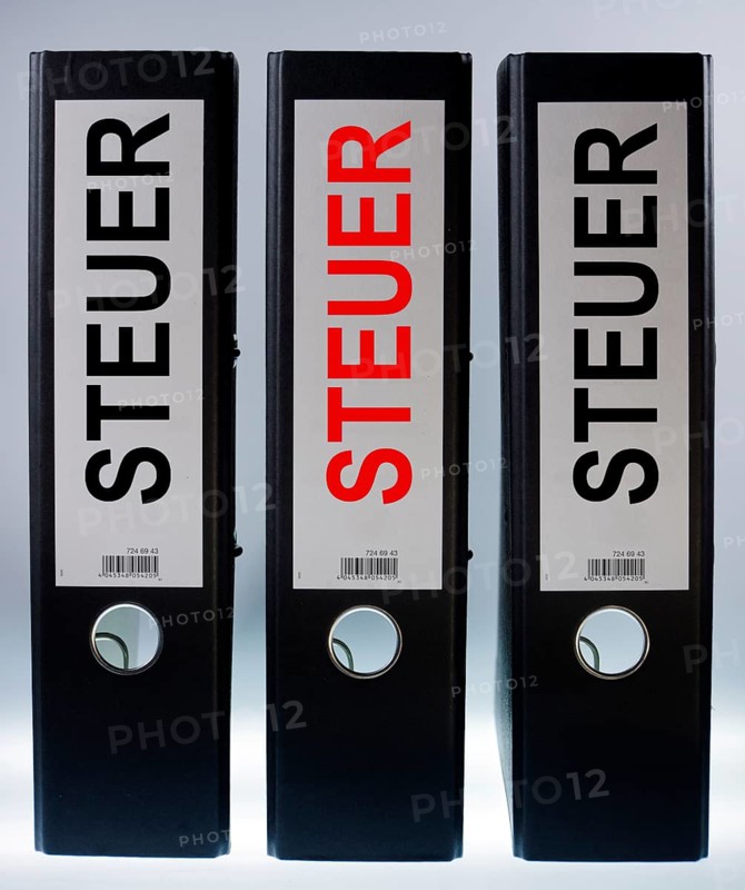 Three file folders labeled "Steuer"