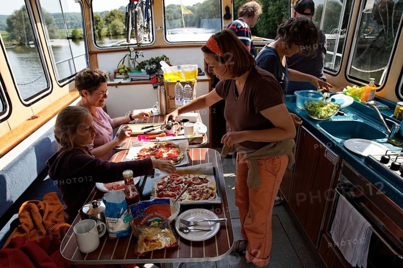Joint preparation of lunch in the lounge of a Penichette houseboat on the Saône River