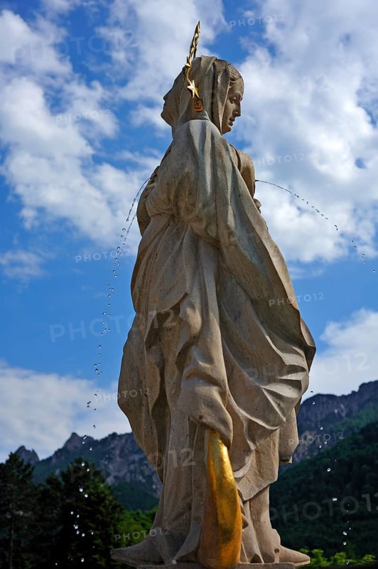 Two-faced sculpture looking up towards the heavens and down towards the ground