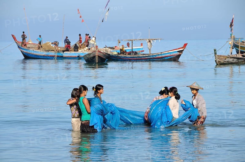 Women cleaning the fishing nets