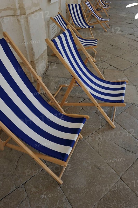 Sun chairs in front of a cafe