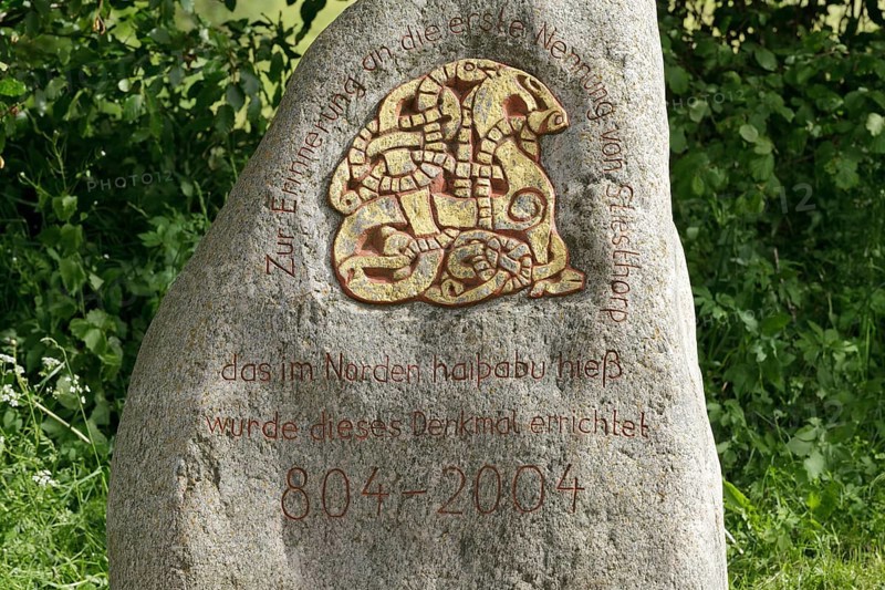 Memorial stone at the roadside between the Vikings Museum and the Viking houses at Hedeby