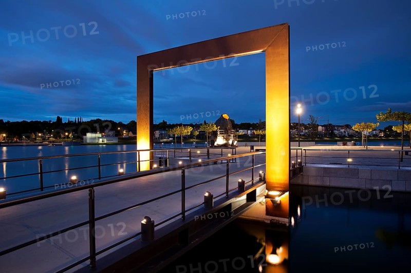 Illuminated promenade with the Thomas Smelting Furnace on Kulturinsel