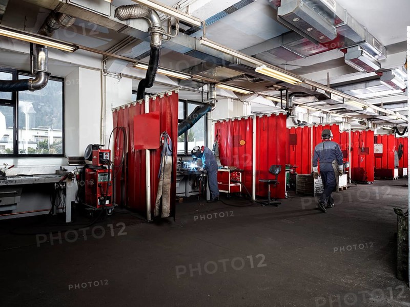 Welding hall with compartments for welding