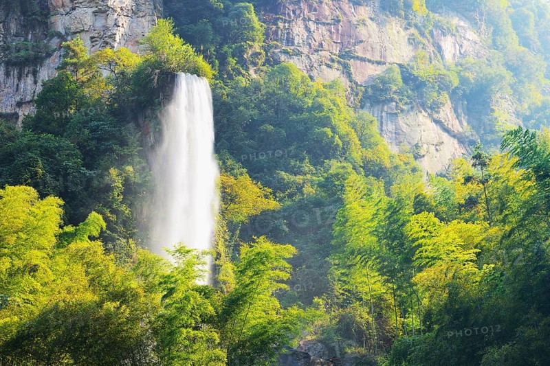 Large waterfall on Baofeng Lake