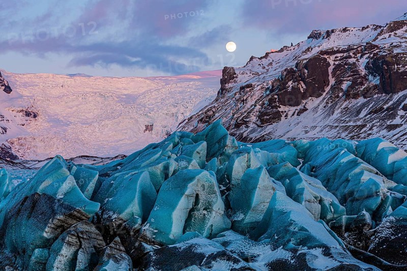 Full moon over Svinafellsjokull