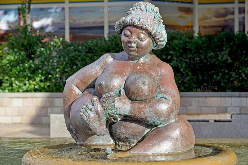 Bronze figure Wilhelmine in a water basin