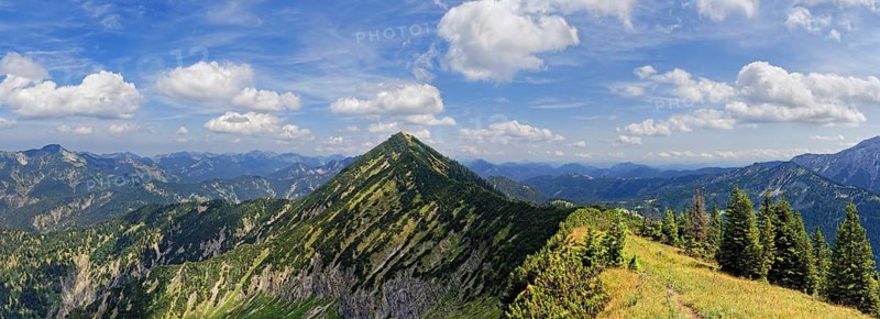 Blaubergkamm ridge with the Halserspitze peak