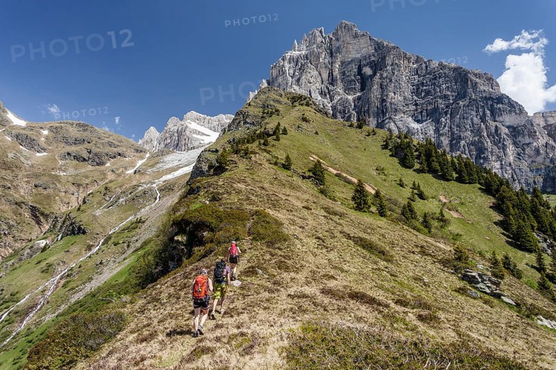 Mountaineers on the ascent to the Lampskopf on the via ferrata in Pflersch at the foot of Tribulaun