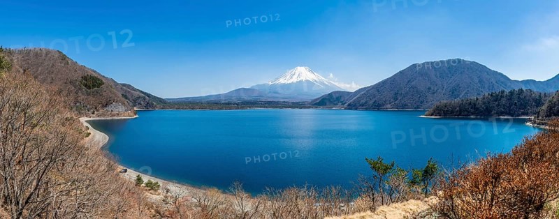 View over a lake to the volcano Mt Fuji