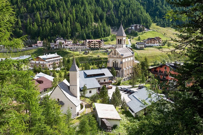 View from above onto the village of Solda with theparish church of St. Gertraud