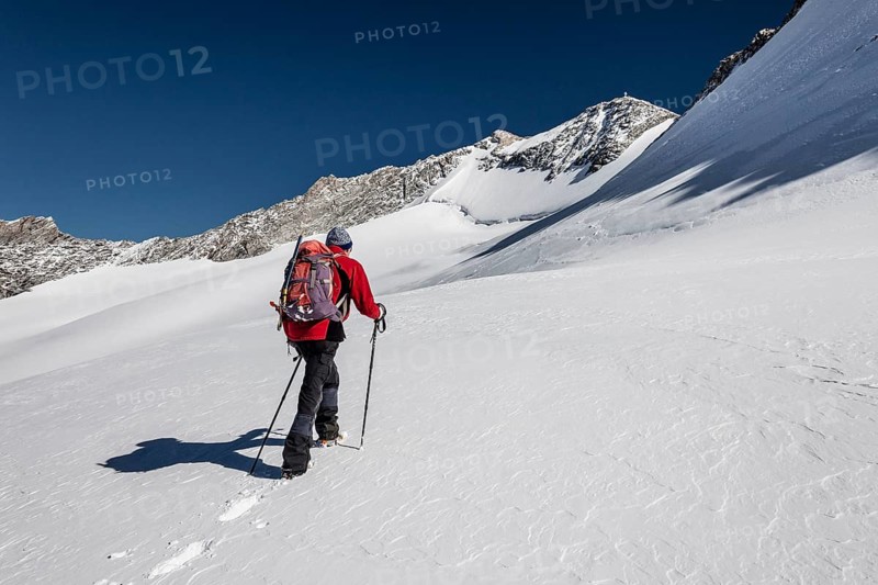Mountaineer ascending the Hoher Weisszint