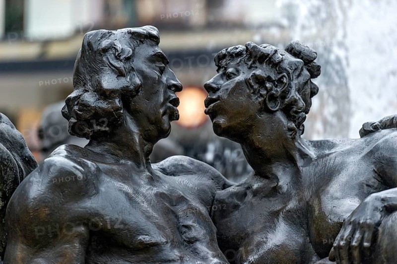 Kissing couple statue at the Hans-Sachs-Fountain