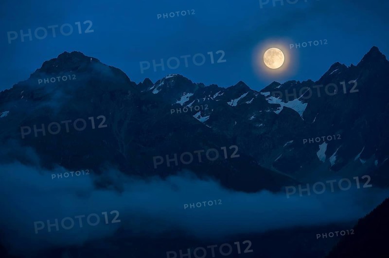 Full moon above the Kaunergrat ridge