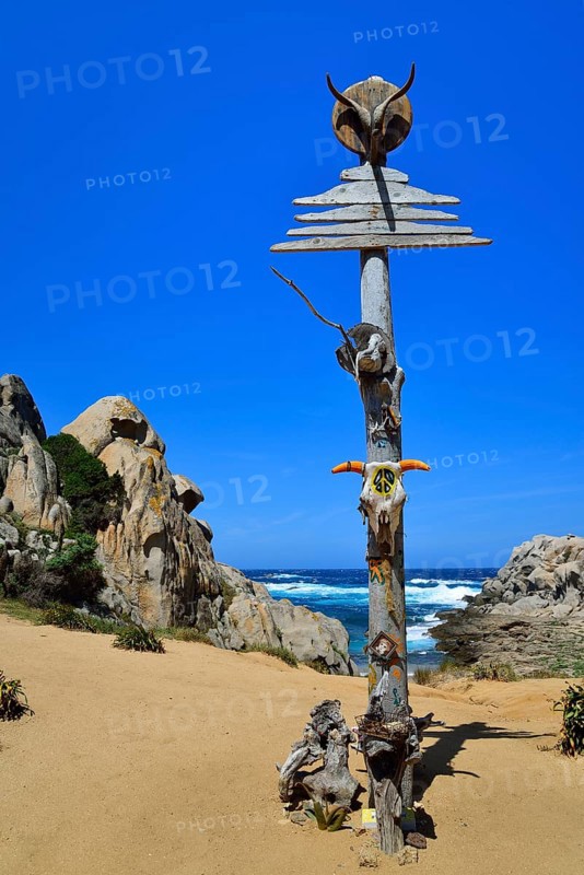 Decorated pole of the hippies in the Valle della Luna
