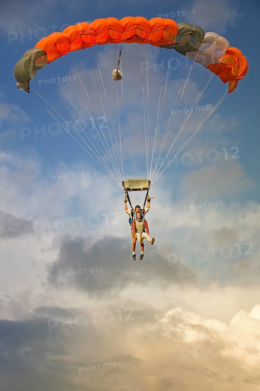 Tandem skydivers