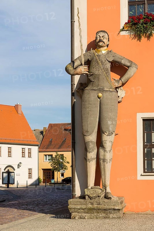 Roland figure outside the Town Hall