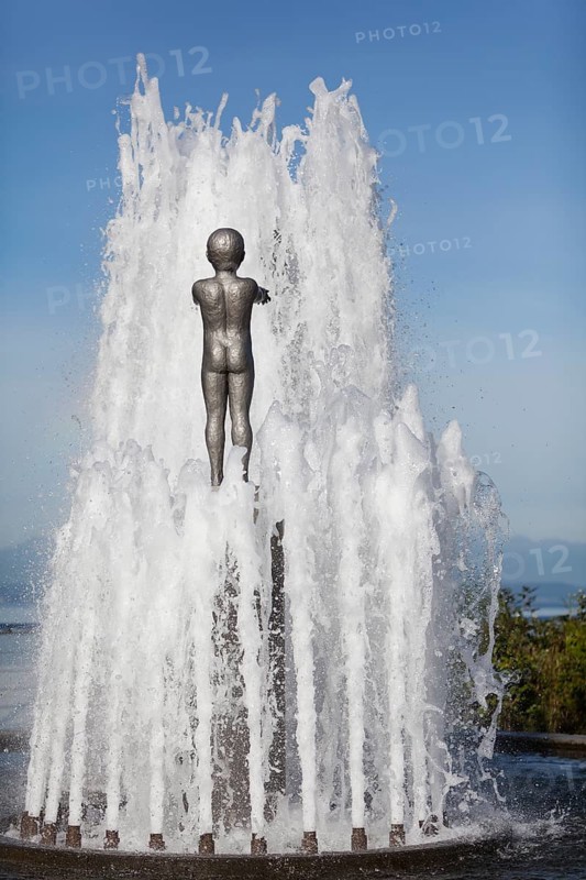 Fountain with the sculpture of a child