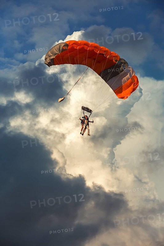 Tandem skydivers