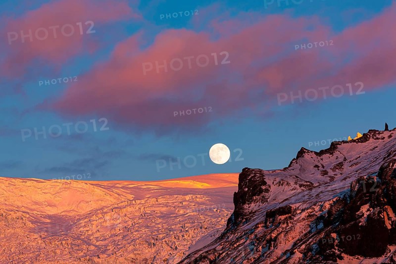 Full moon above Svinafellsjokull