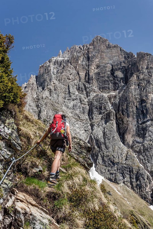 Hikers during the ascent to the Lampskopf on the via ferrata in Pflersch