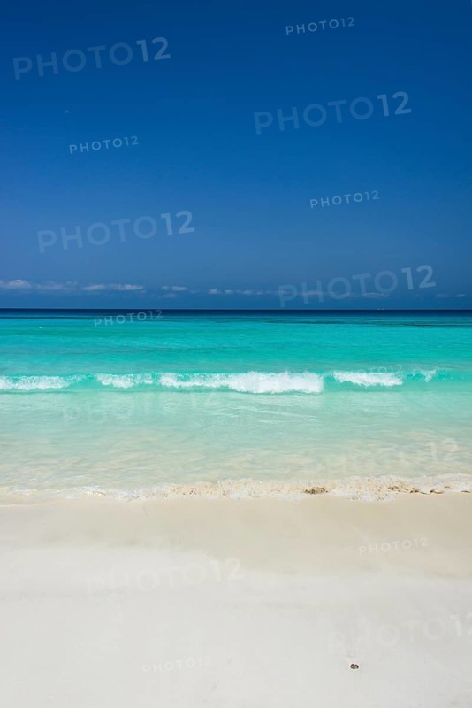 Turquoise water at the beach in Shuab Bay