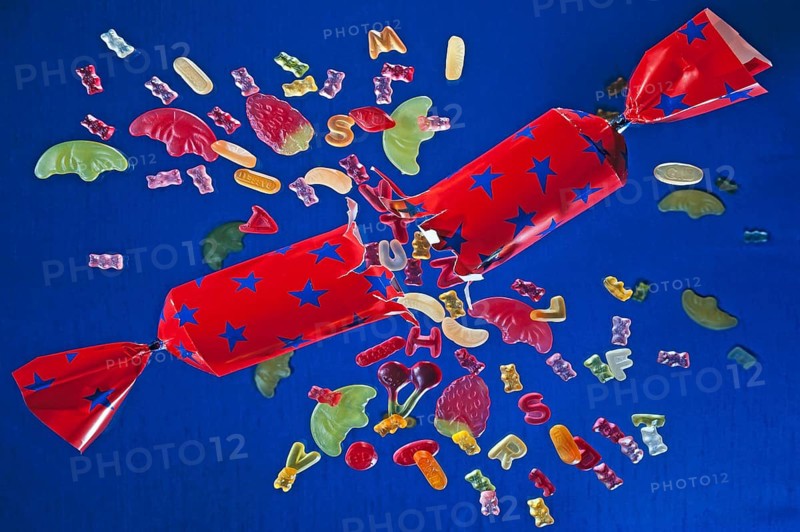 Bursting cracker with fruit gums
