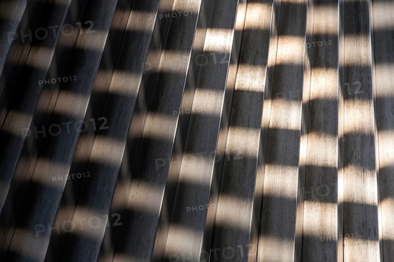 Structures in a metal element