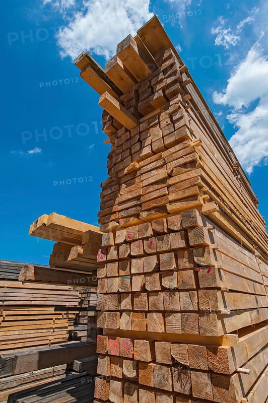 Planks- and slats in a sawmill