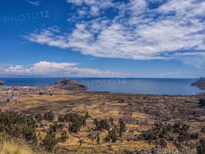 The bay and the town of Copacabana